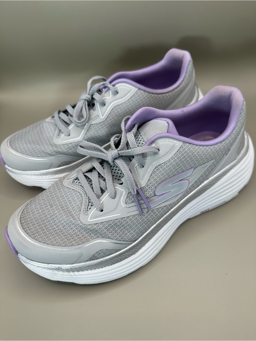 Skechers Endeavor Max Cushioning Running Shoes Women’s size 9. Grey Lavender